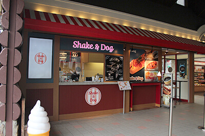Shake&Dog　こだわりの詰まったホットドッグとフルーツ感たっぷり当店自慢の自家製シェイクは、注文を受けてからお作りします。そのほか小田原の老舗ロースターのオリジナル珈琲豆を使用したコーヒーなどもご用意しています。