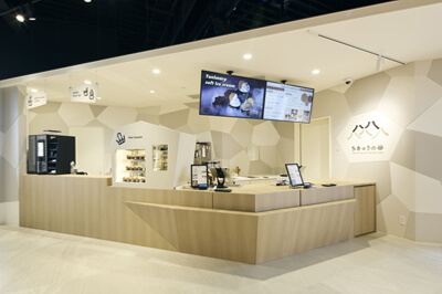 谷のマルシェ 大涌谷駅内にある「谷のマルシェ」。噴煙をイメージした「タニマルマフィン」や爽快な「ヴァレーソーダ」など軽食ほか、定番のお土産からここだけの限定グッズなど数多く取り揃えております。